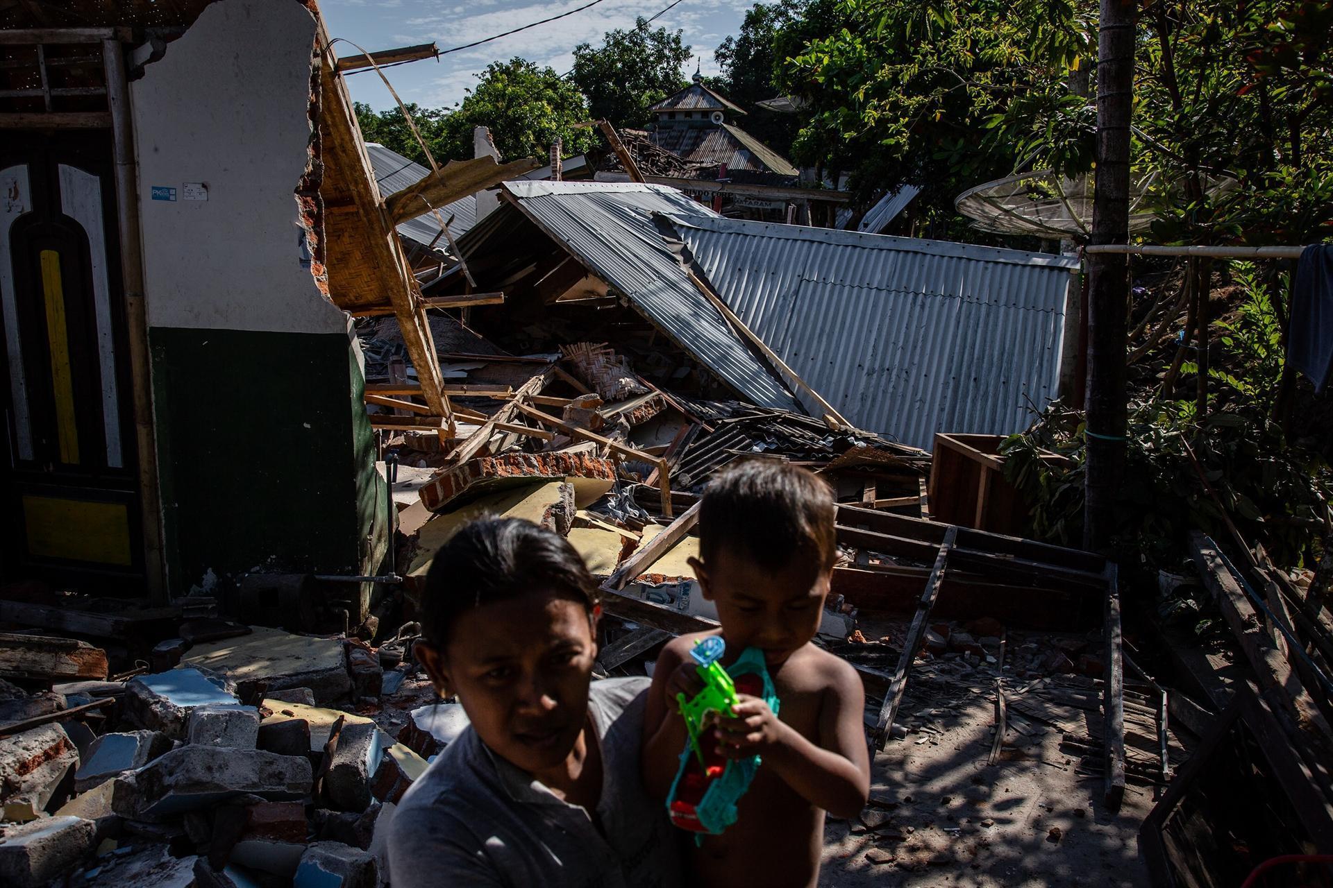 Indonesia Earthquake Death Toll Rises, Aid Effort Intensifies - World News