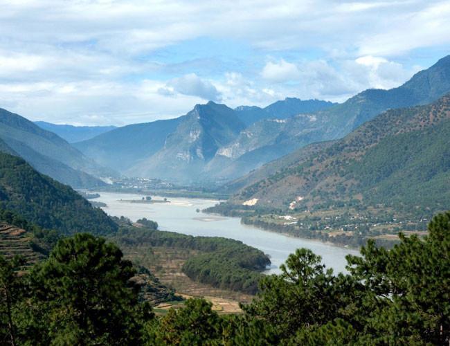 China punishes officials for allowing building of problematic private lake