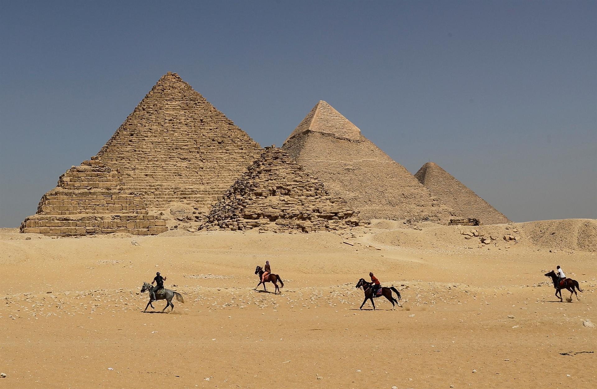 Egypt Arrests Two Over Nude Tourists On Pyramid 5106