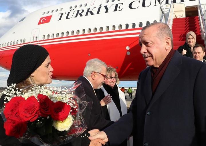 Turkeys president arrives in Washington for talks