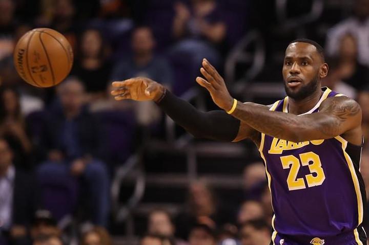 Lakers beat Suns to cement Western Conference lead