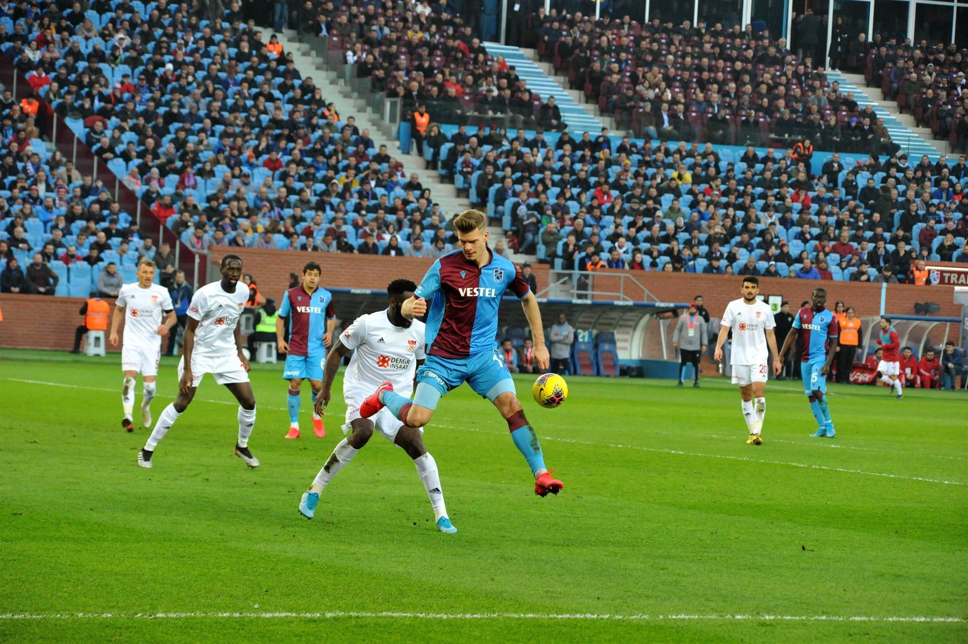 Trabzonspor beats Sivasspor to climb atop Turkish Süper Lig