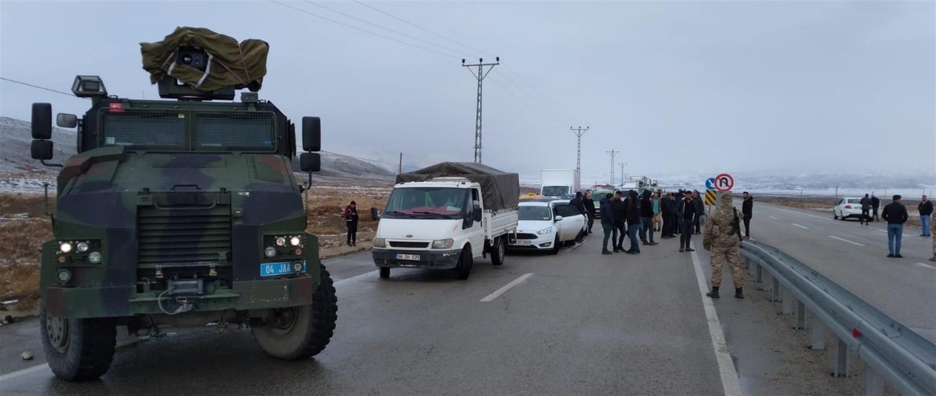 Terrorists attack vehicle carrying officials near Turkish border