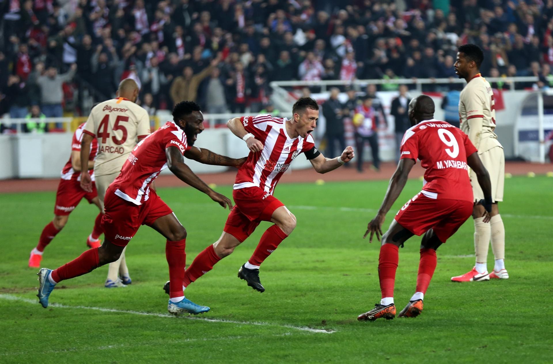 Besiktas, Galatasaray ends in violence