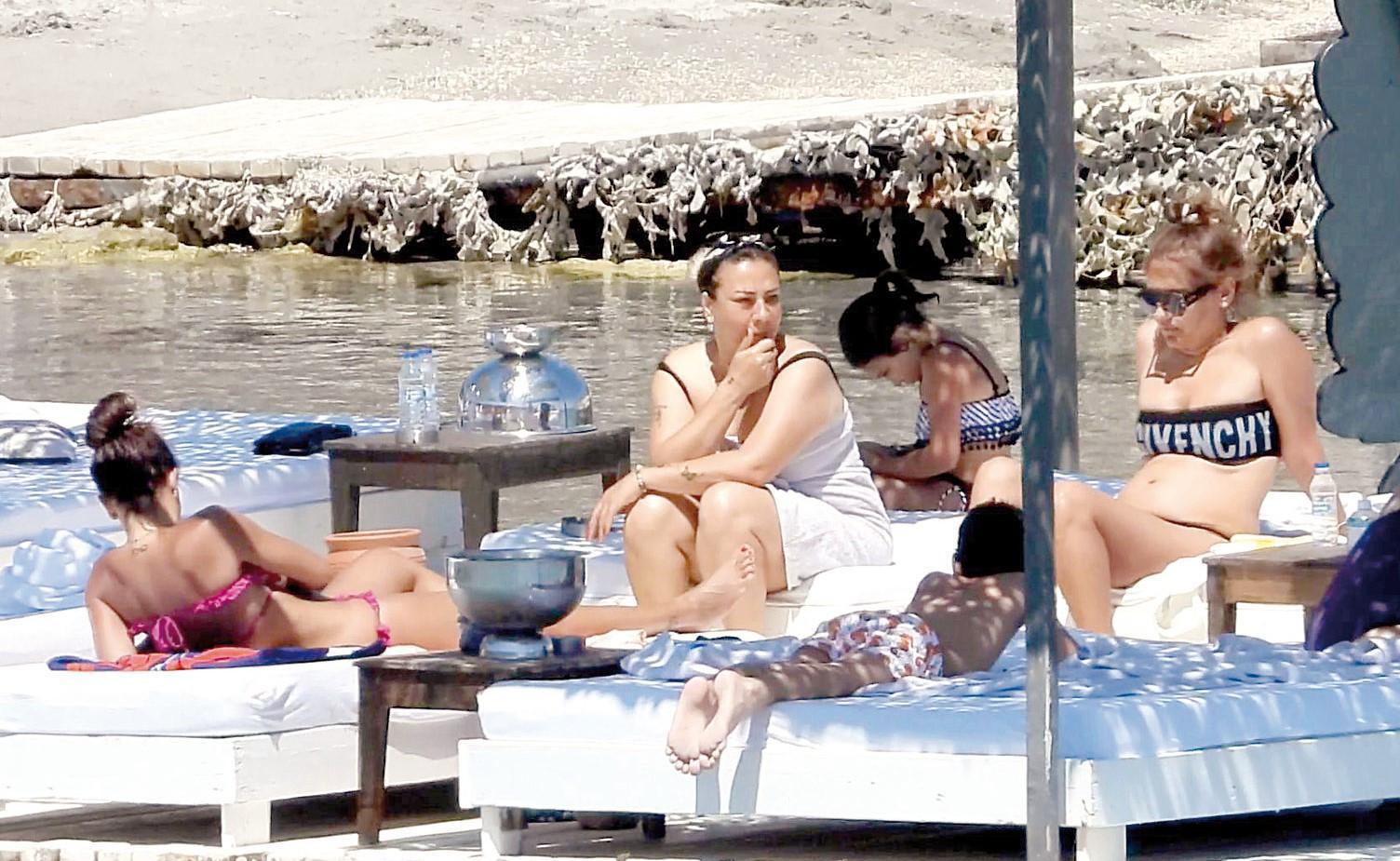 Özlem conker erkek arkadaşıyla sarmaş dolaş görüntülendi - haberler