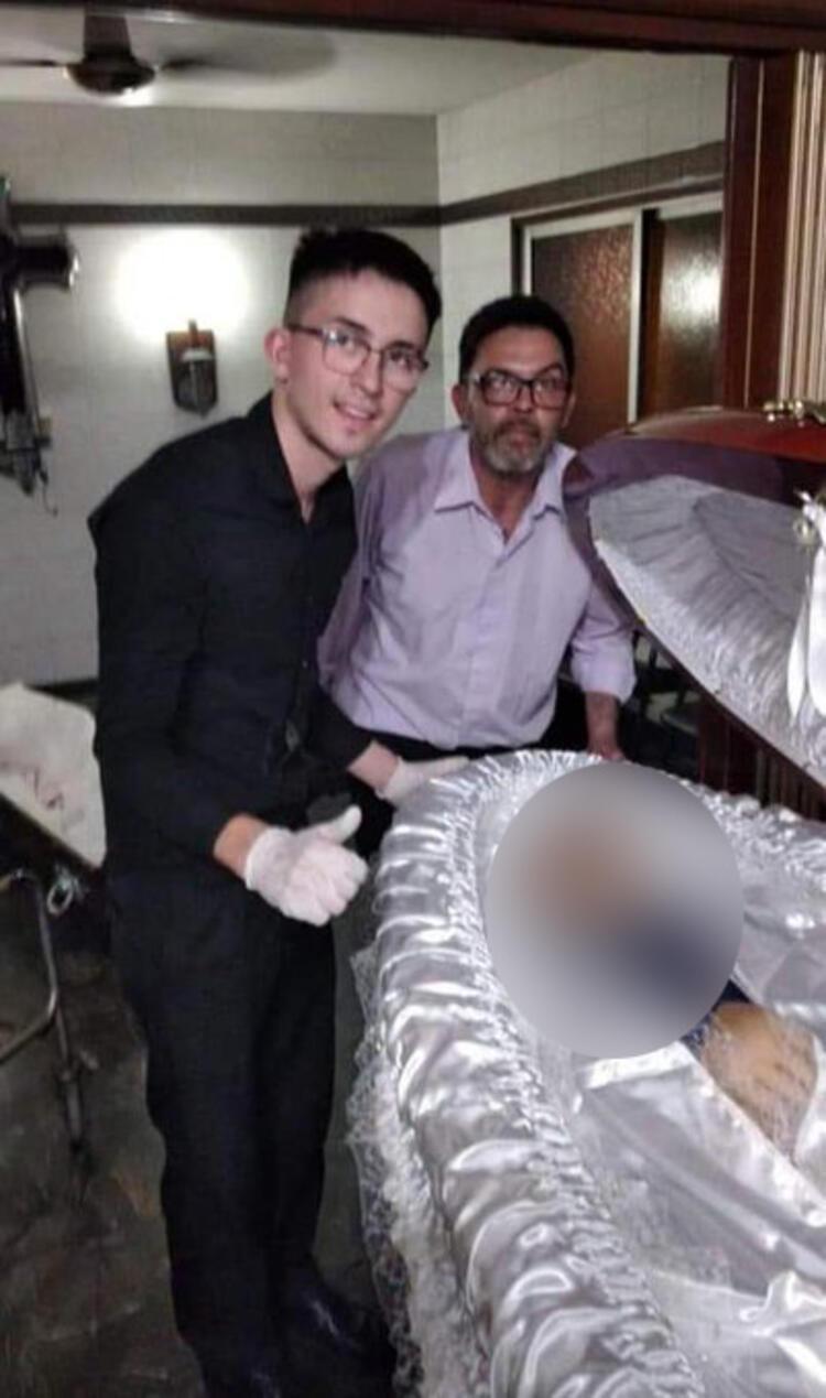 Похоронная процессия. Ногами вперед выносят покойников или. Грузчики гроба. Ногами вперед выносят покойников или. Ногами вперед выносят покойников или.