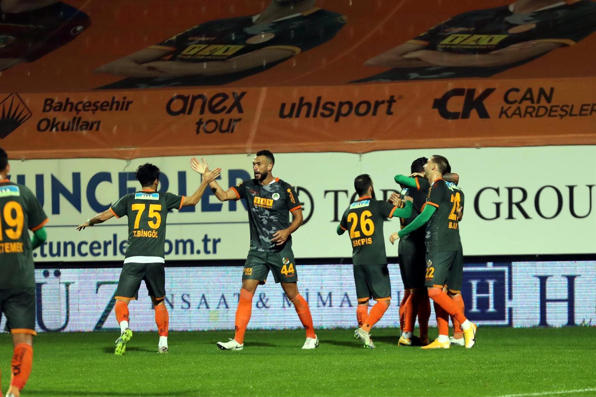 Alanyaspor extends stay atop Süper Lig - Turkish News 