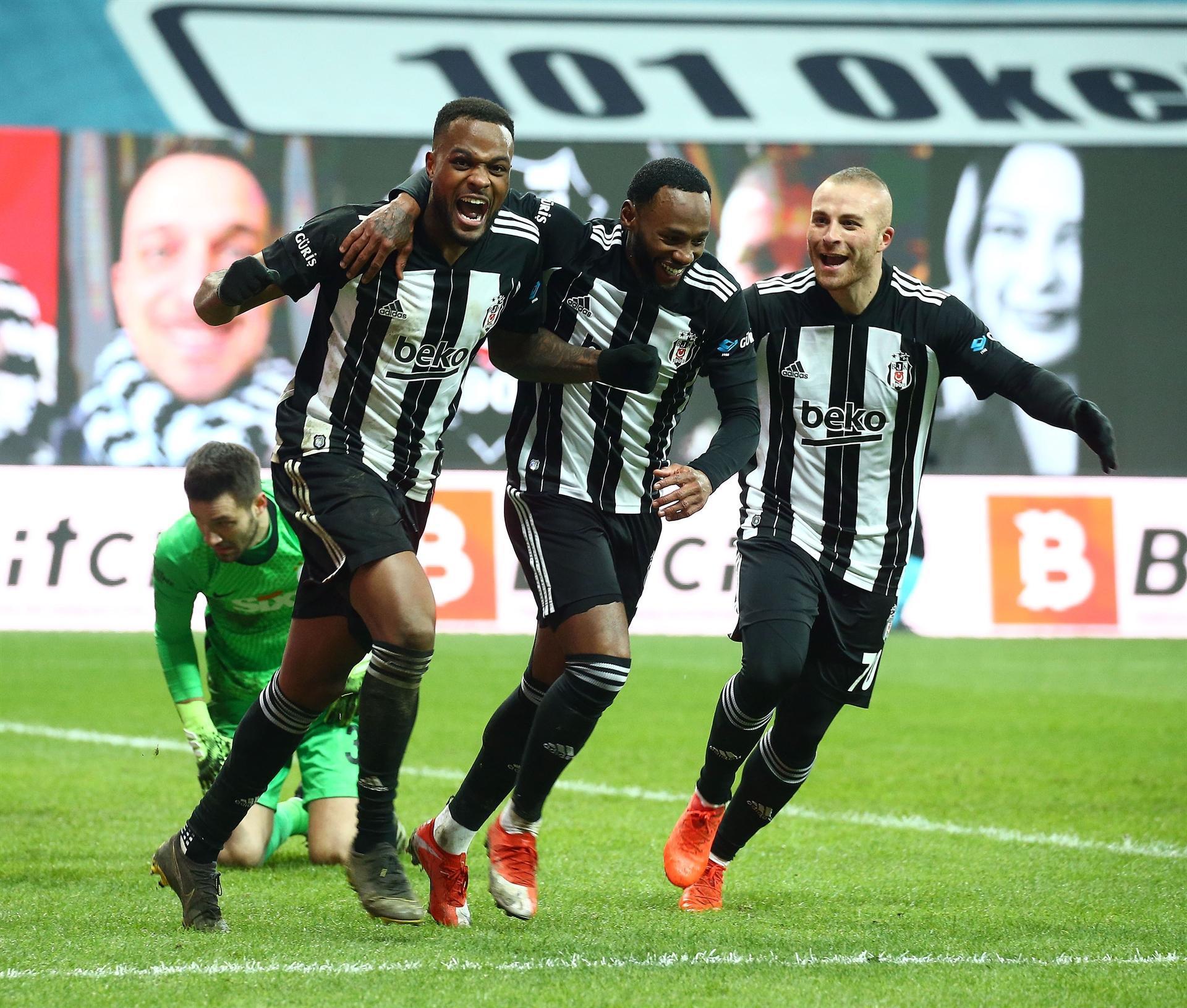 ISTANBUL, TURKEY - OCTOBER 25: players of Besiktas JK celebrate the win  during the Super Lig match between Besiktas and Galatasaray at Vodafone  Park on October 25, 2021 in Istanbul, Turkey (Photo