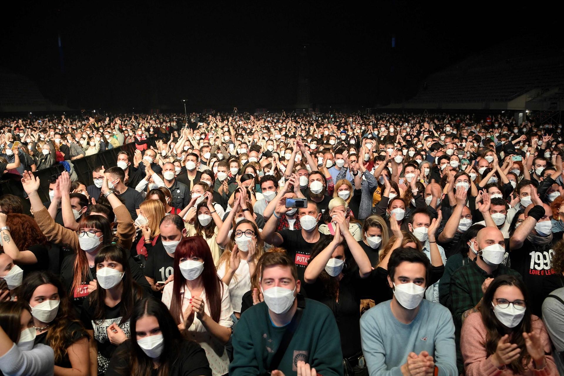 In Barcelona, 5,000 fans attend gig for COVID trial