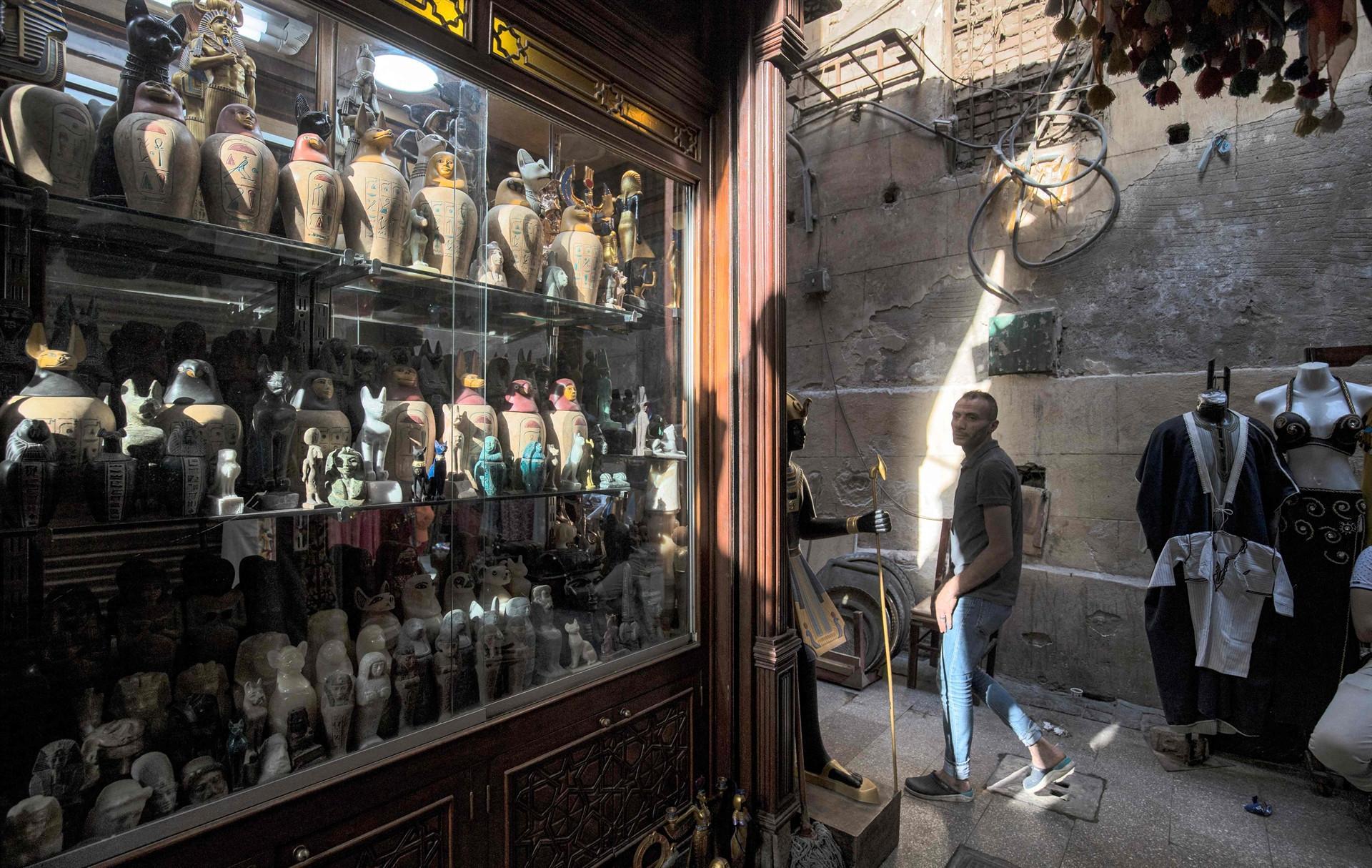 Egypt souvenir market pins hopes on tourism resurgence