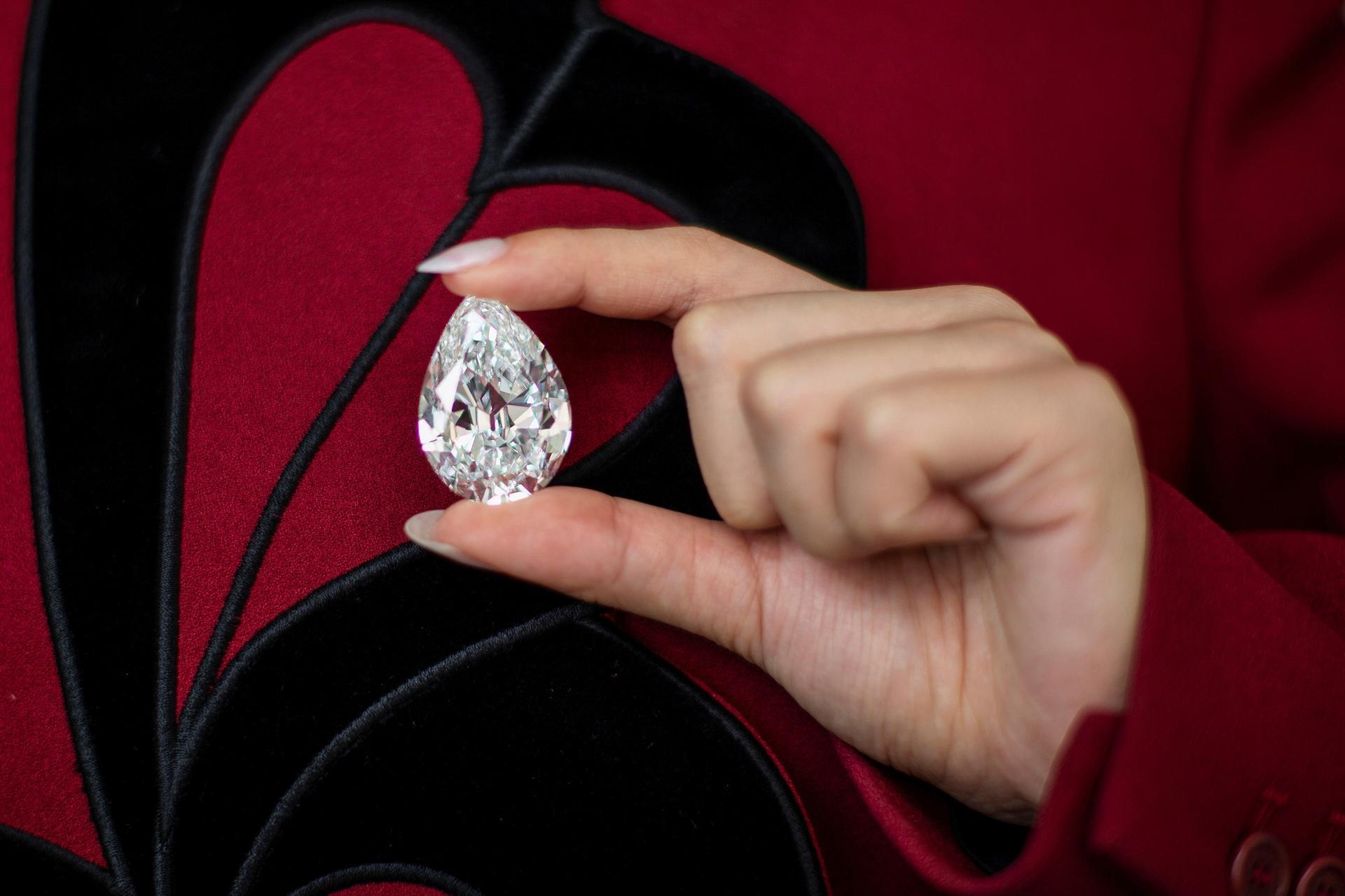9 News - In the market for a ring? 💍 The largest diamond ever to be  auctioned in Australia, a whopping 25.02 carat ring, is going under the  hammer. How much it'll