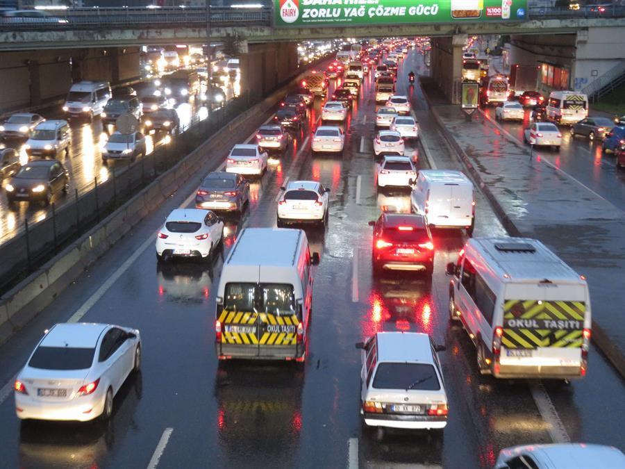 Rain hit Turkey’s west, congesting traffic in Istanbul