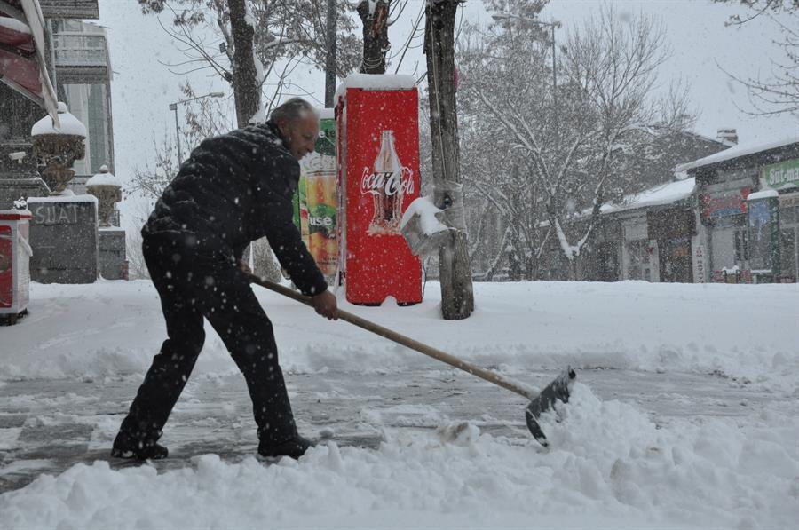 Heavy snowfall blankets Turkey’s east in mid-April - Türkiye News