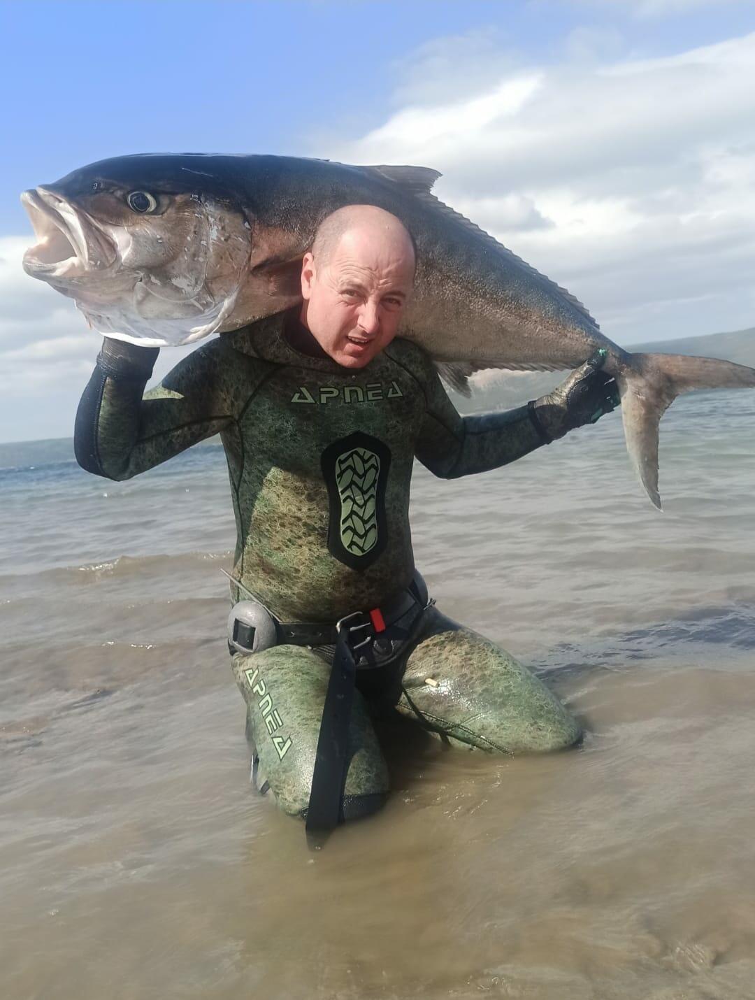 Man harpoons 50-kg leerfish in Dardanelles - Türkiye News