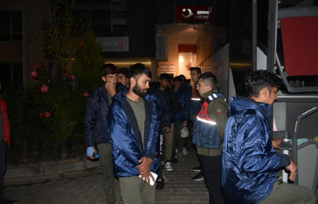 Over 400 irregular migrants deported from Edirne