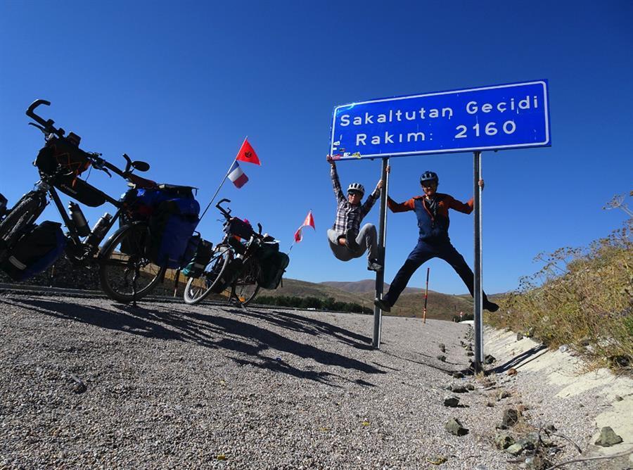 french-couple-on-bikes-pass-by-erzincan-t-rkiye-news