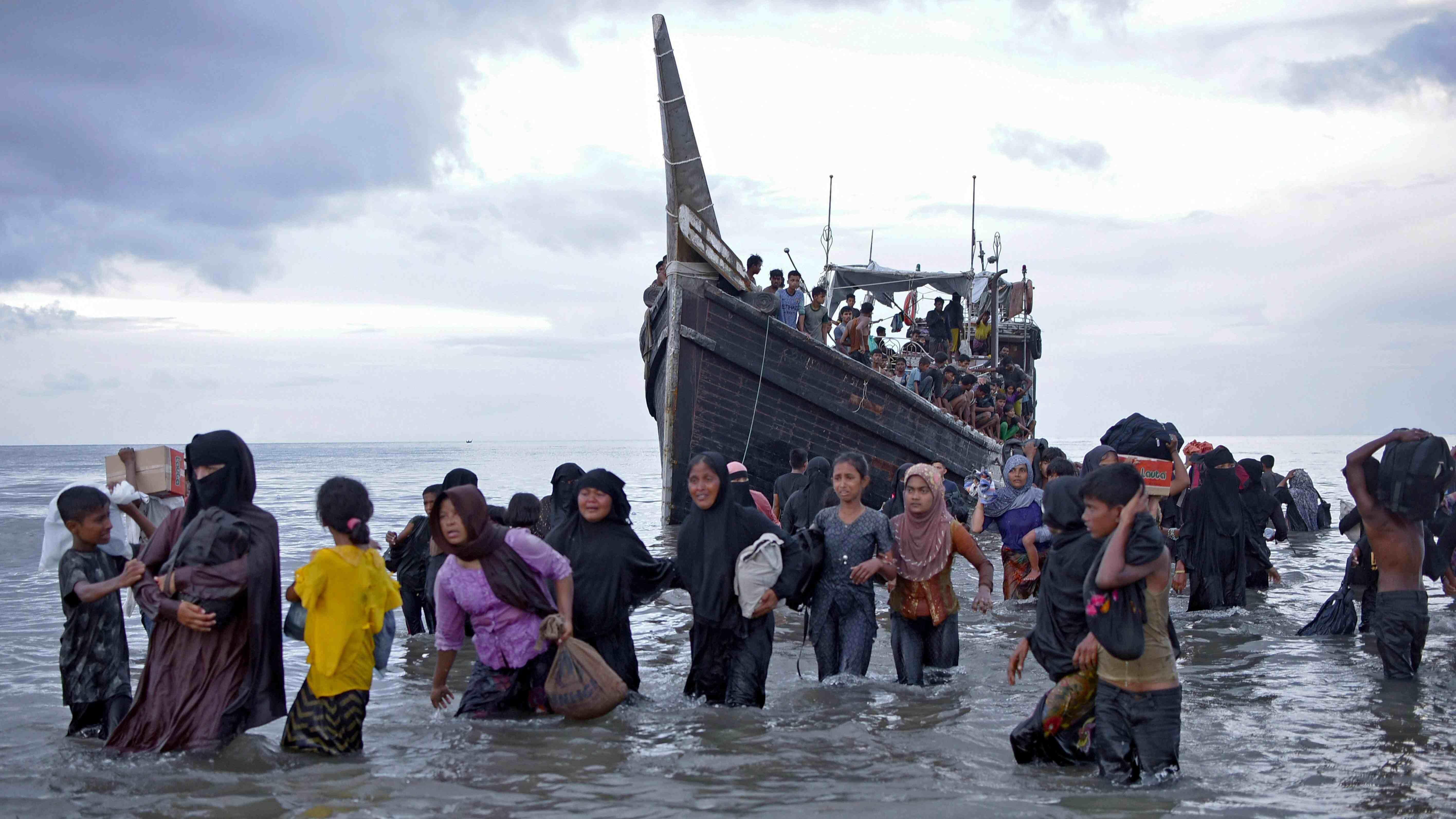 Over 300 Rohingya Refugees Stranded On Indonesian Beaches - World News