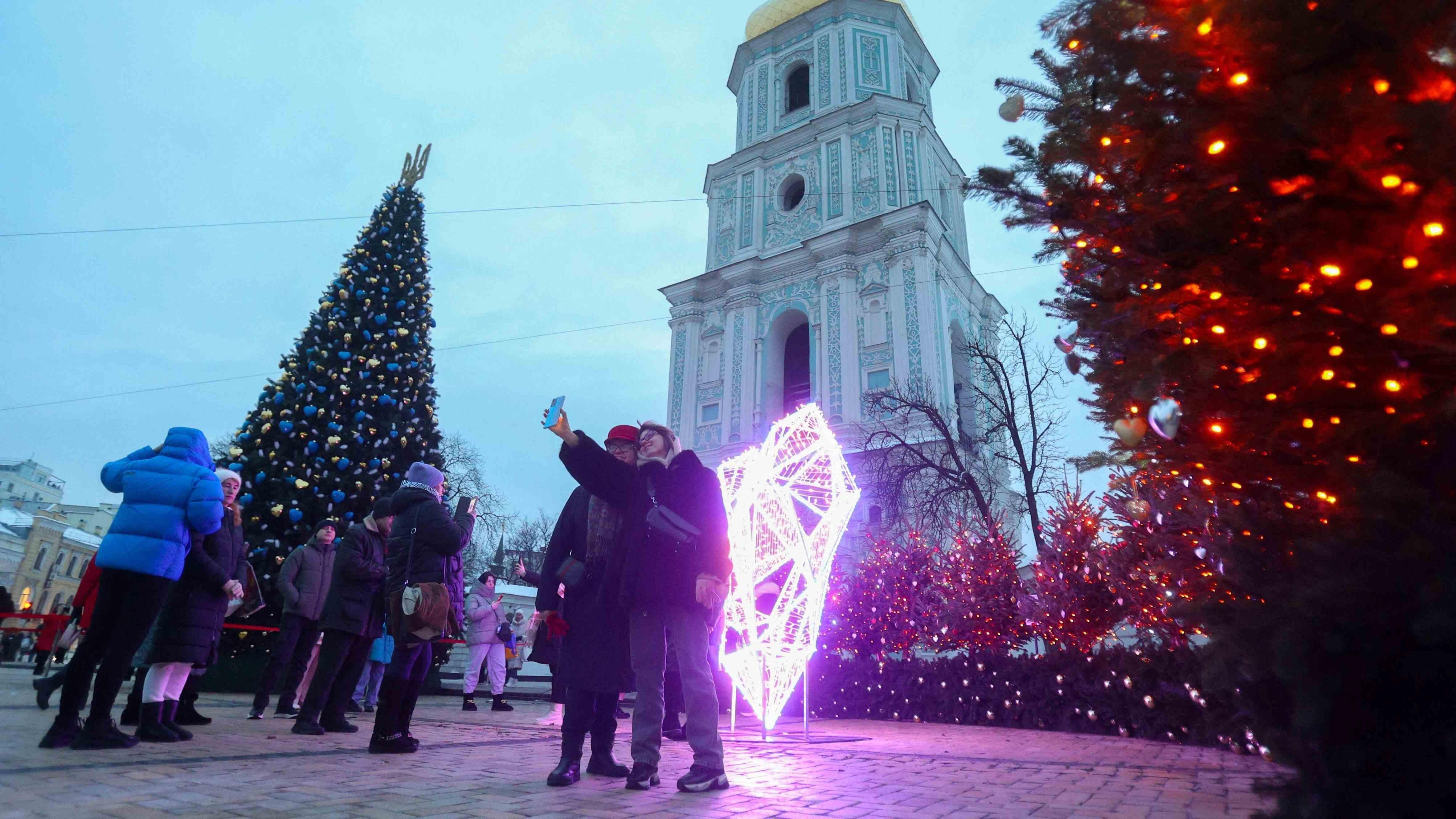 Ukrainians defy Moscow with first Dec 25 Christmas World News