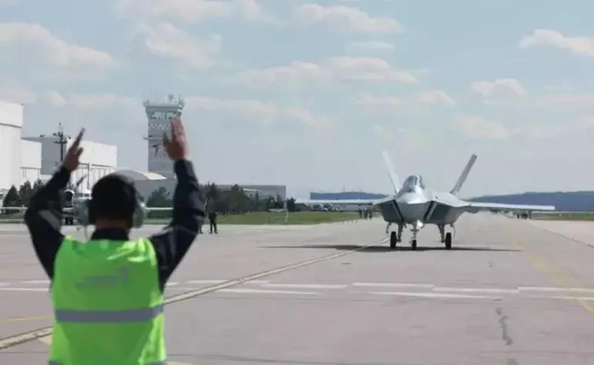 Türkiyes femte generasjons jagerfly utfører jomfruflyging