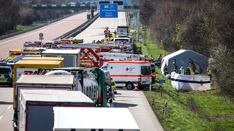 Almanya da yolcu otobüsü devrildi Çok sayıda can kaybı
