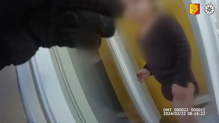 Annesi uyuyunca pencereye tırmanan bebek polisi alarma geçirdi