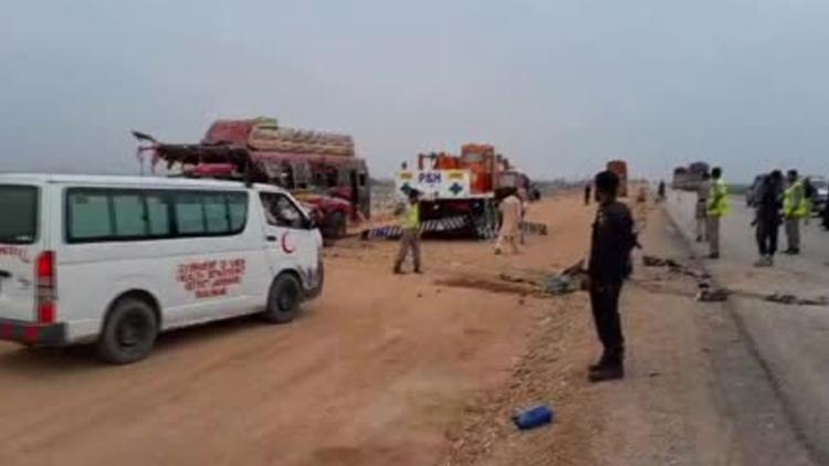 Pakistan'da korkunç kaza Otobüs tanker ve kamyonet birbirine girdi