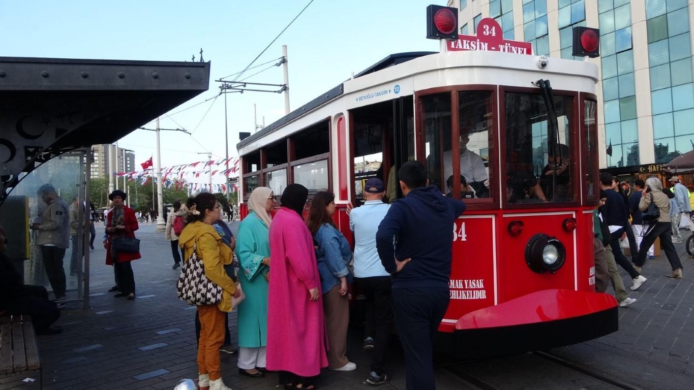Taksim de akülü nostaljik tramvay dönemi