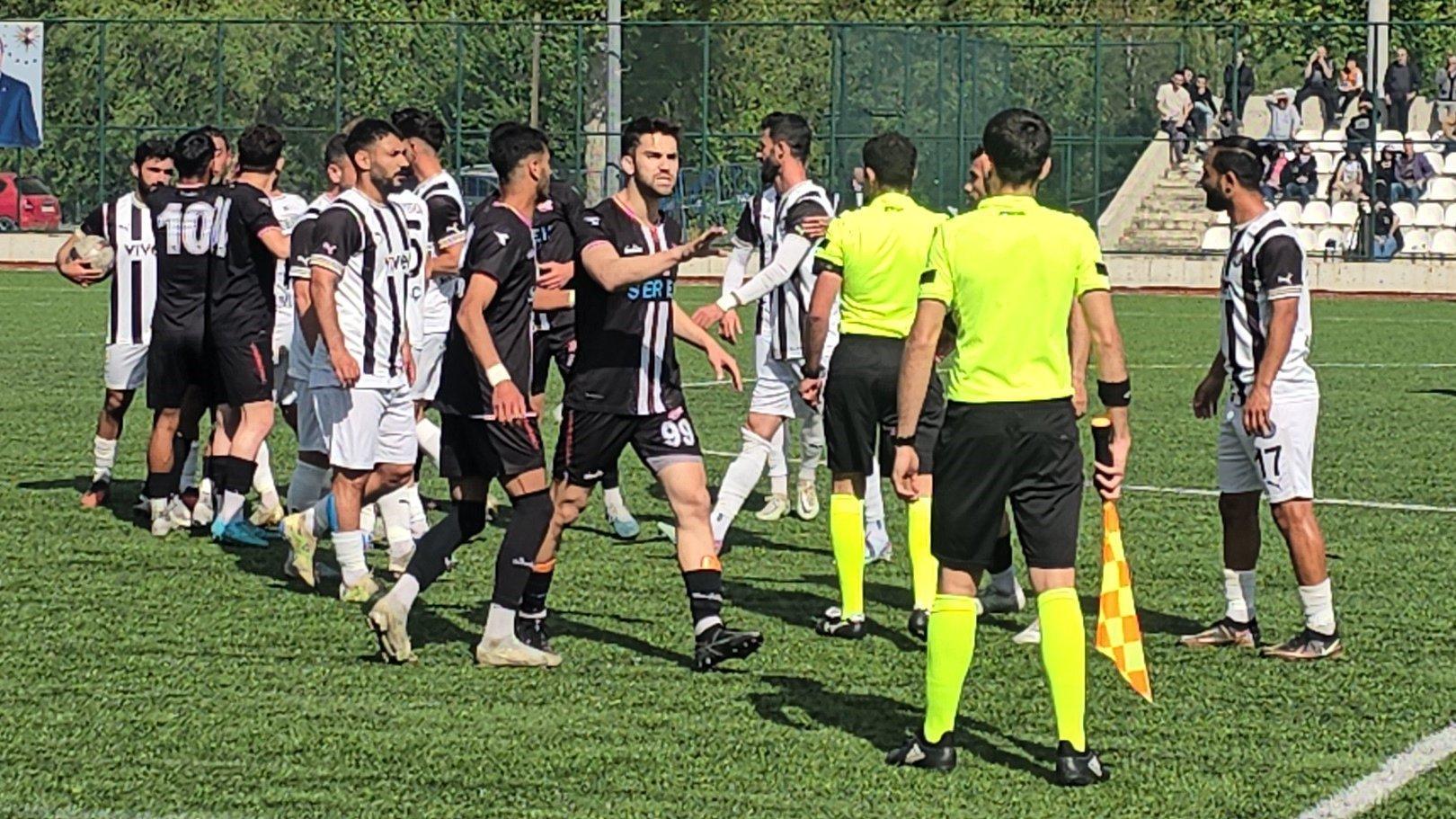 Futbolcular tekme tokat birbirine girdi Bölgesel Amatör Lig'de olaylı maç