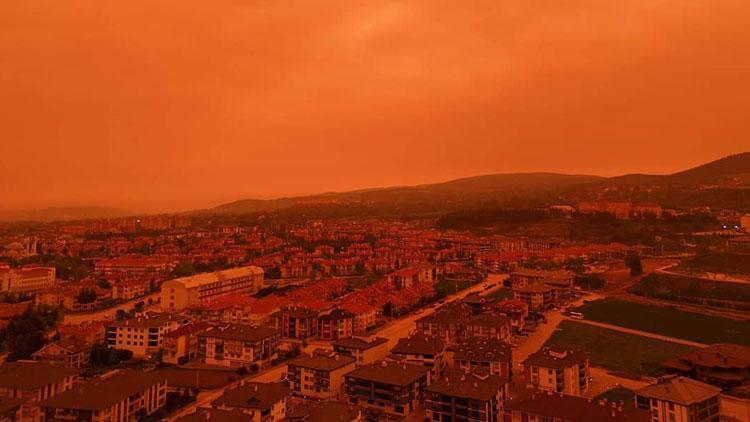 Bolu'da toz taşınımı etkisi gökyüzü kırmızıya büründü