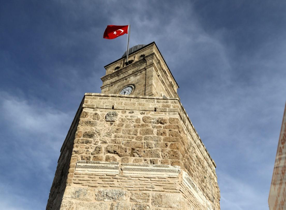 Antalya'da bayrak krizi Yapıya zarar veriyor mu Validen sert uyarı