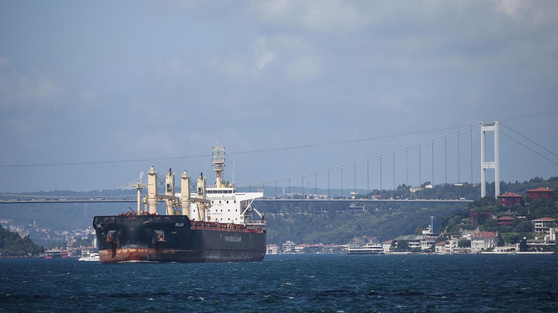 Heavy ship traffic chokes straits with air pollution