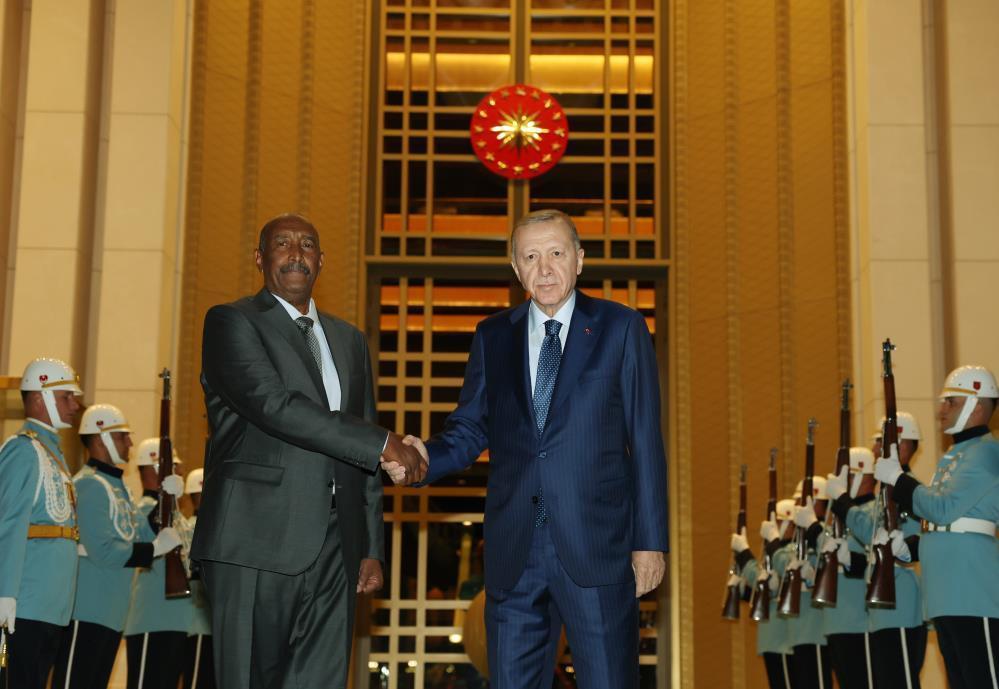 Cumhurbaşkanı Erdoğan Sudan Egemenlik Konseyi Başkanı El Burhan ile görüştü