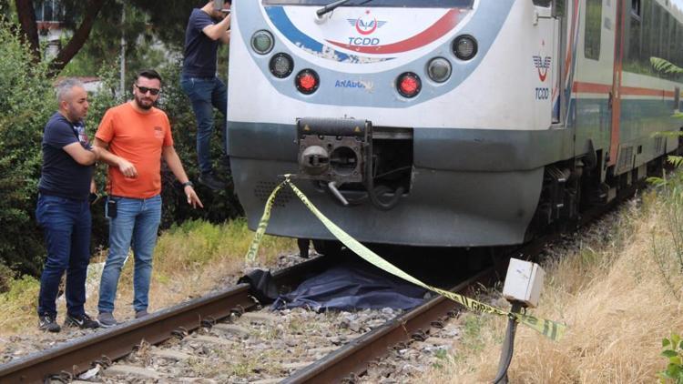 Yaşlı kadının feci ölümü Karşıya geçmek isterken tren çarptı