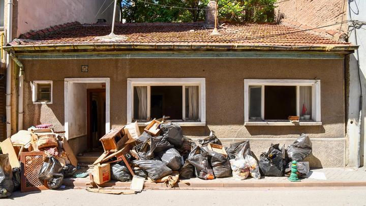 Eskişehir'de kötü koku ihbarı yapılan evden 4 7 ton çöp