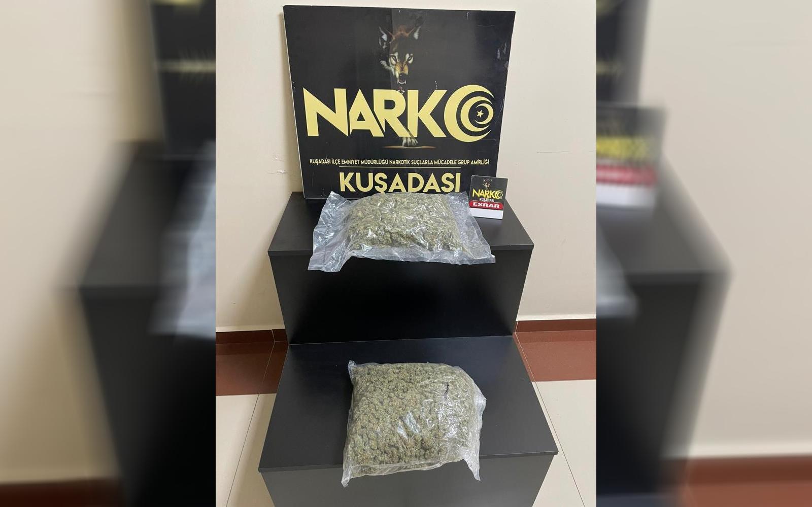 Kuşadası nda uyuşturucu alışverişine suçüstü 2 kilo uyuşturucu madde ele