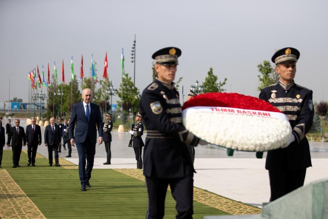 TBMM Başkanı Numan Kurtulmuş Özbekistan da Bağımsızlık Anıtı na çelenk