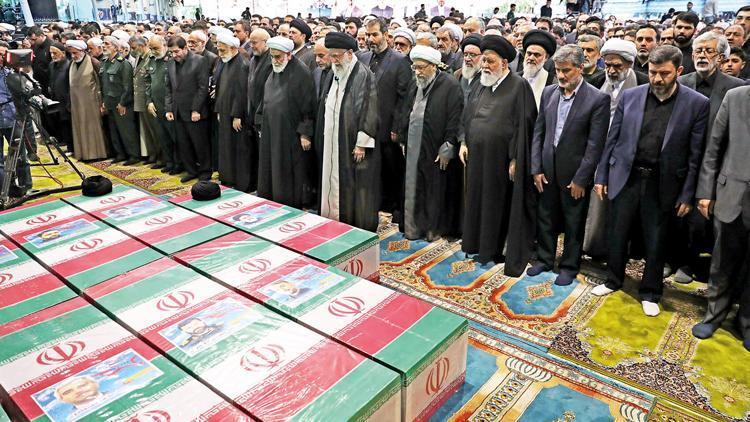 Hamaney den cenaze namazı İran Reisi ye veda ediyor