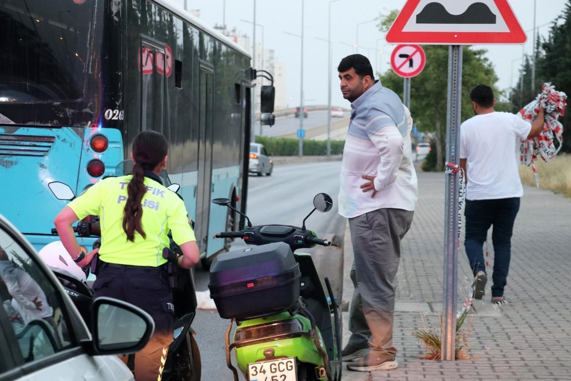 Antalya'da otobüsün durduğunu zannederek inen yolcunun bacağı teker altında kaldı