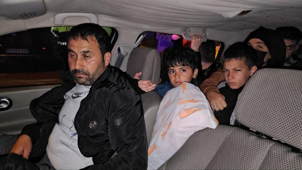 Edirne'de quot dur quot ihtarına uymayan otomobilin içinden 14 kaçak
