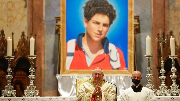Papa onay verdi 15 yaşında ölen Carlo Acutis internet azizi