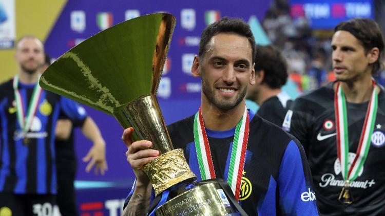 Hakan Çalhanoğlu Serie A nın en iyi orta sahası seçildi