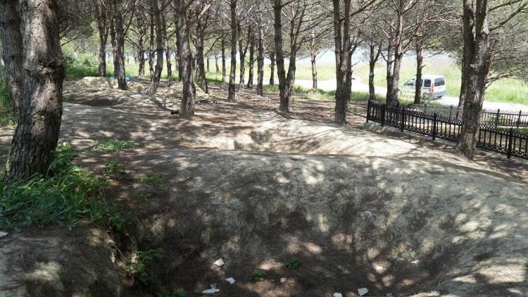 İstanbul'da tepki çeken görüntü Şehit mezarlığının etrafını delik deşik ettiler