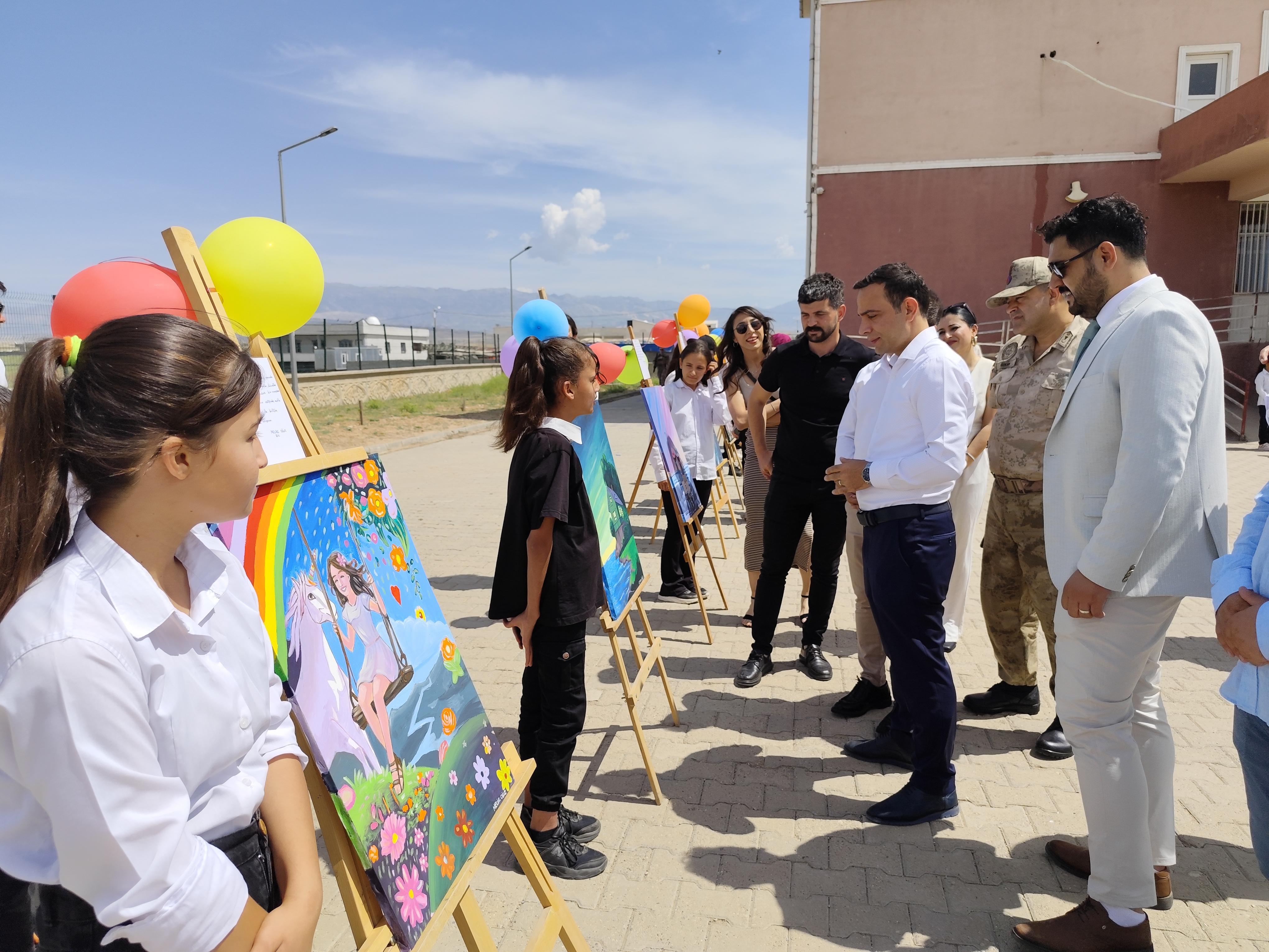 Silopi'de köy okulunda yapay zeka destekli resim sergisi