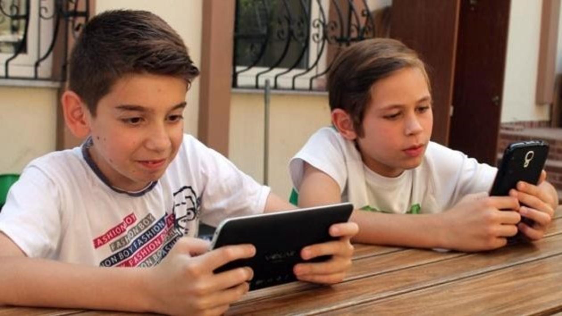 Turkish kids spend over two hours a day on screens: Study - Türkiye News