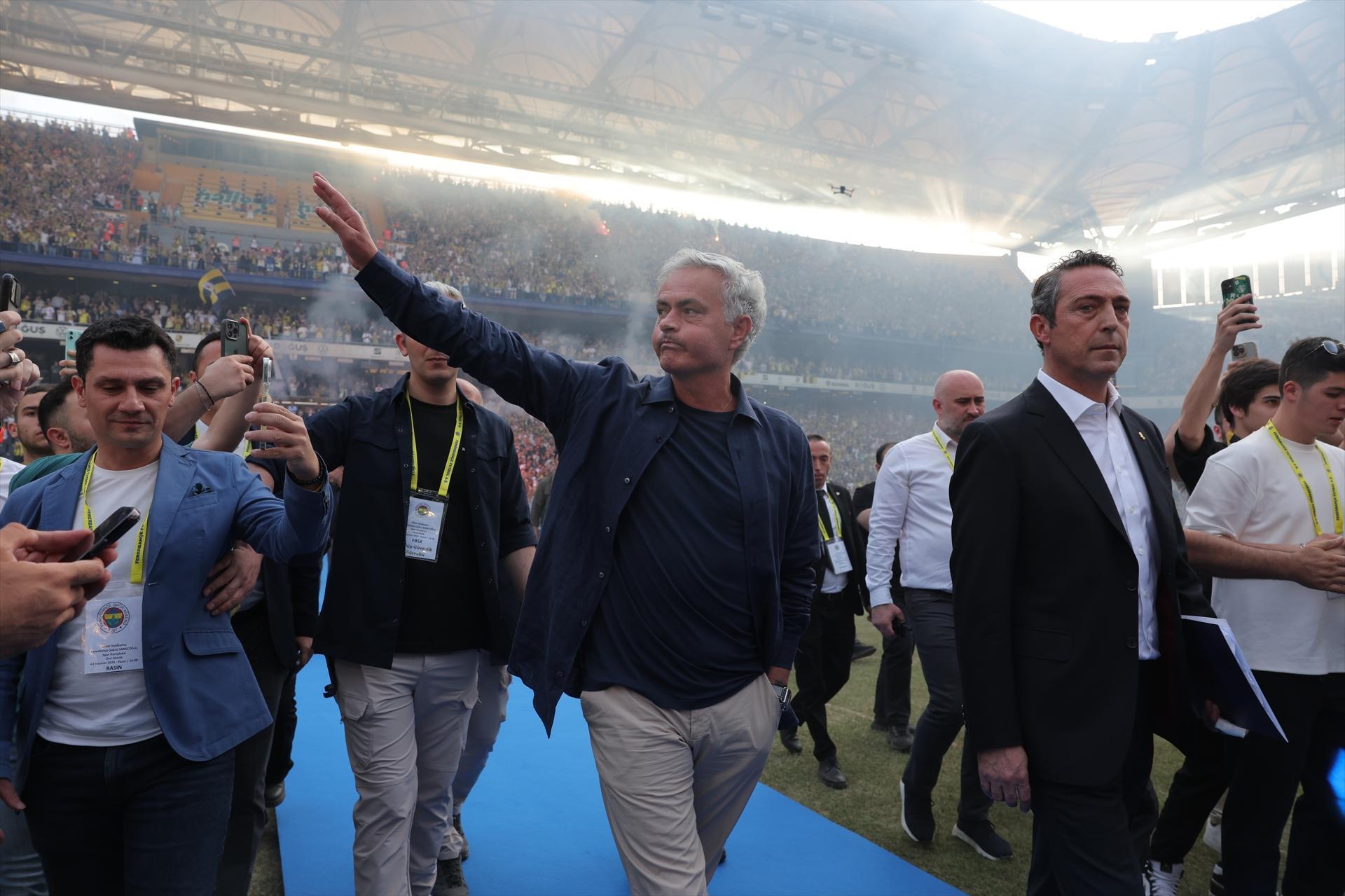 Jose Mourinho izdihamından ekranlara yansımayan görüntüler