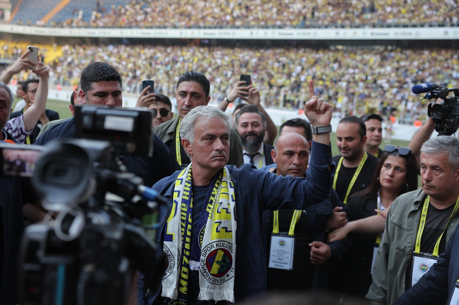 Jose Mourinho izdihamından ekranlara yansımayan görüntüler