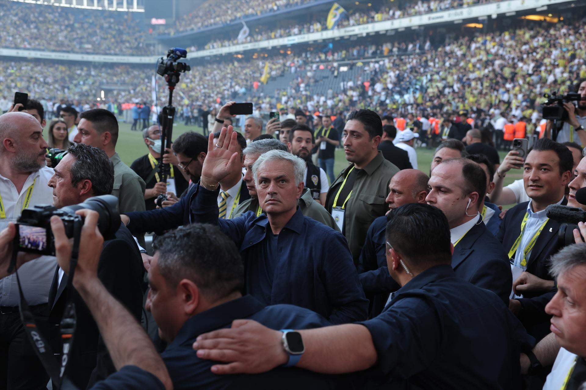 Jose Mourinho izdihamından ekranlara yansımayan görüntüler