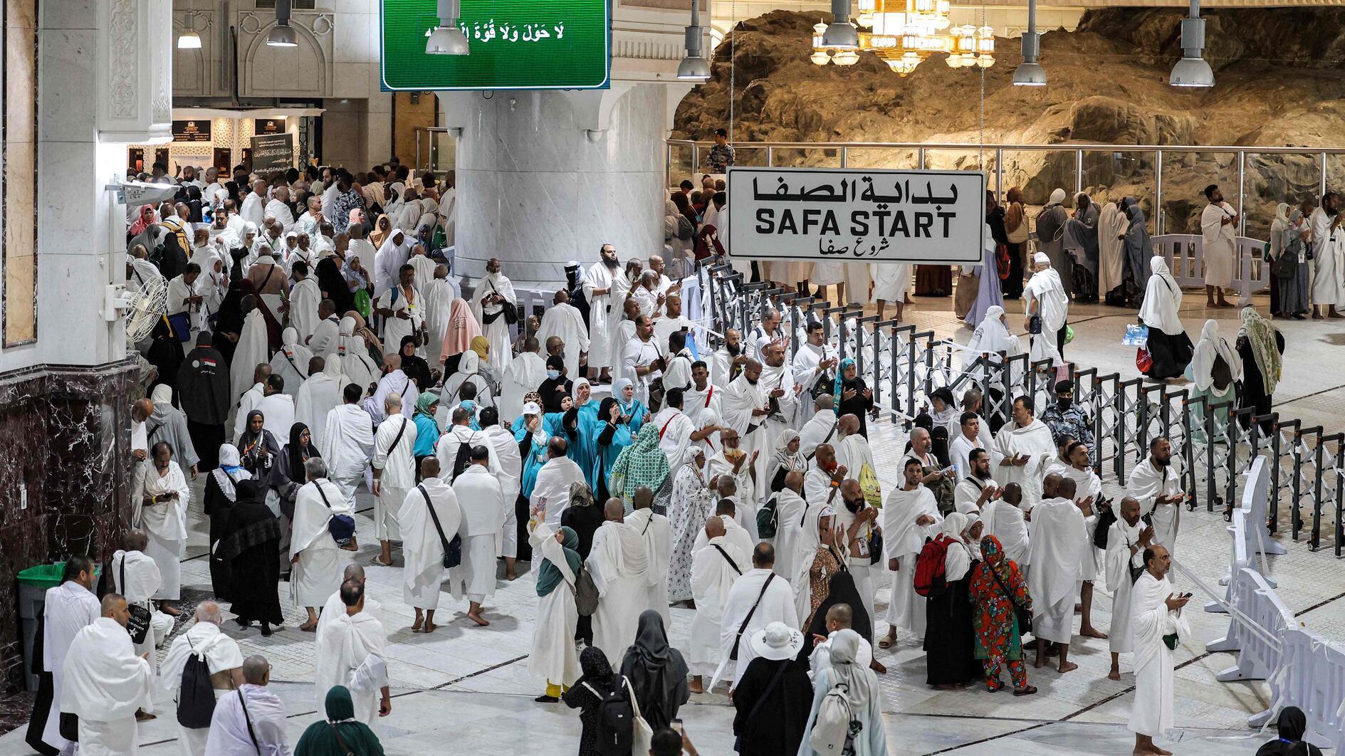 Saudi clears Mecca of over 300,000 unregistered pilgrims