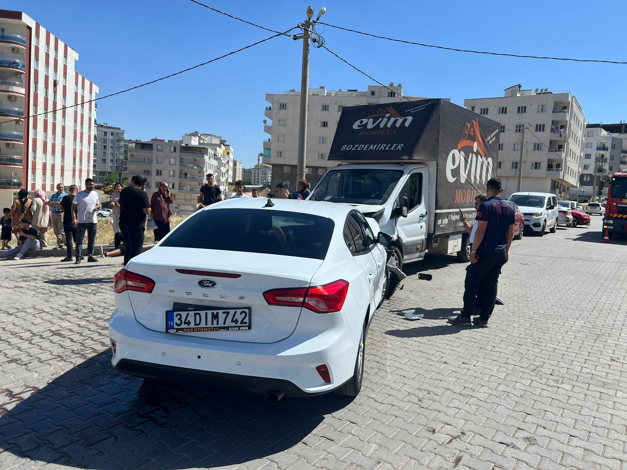 Mardin'de kamyonet ile otomobil kafa kafaya çarpıştı: 2 yaralı