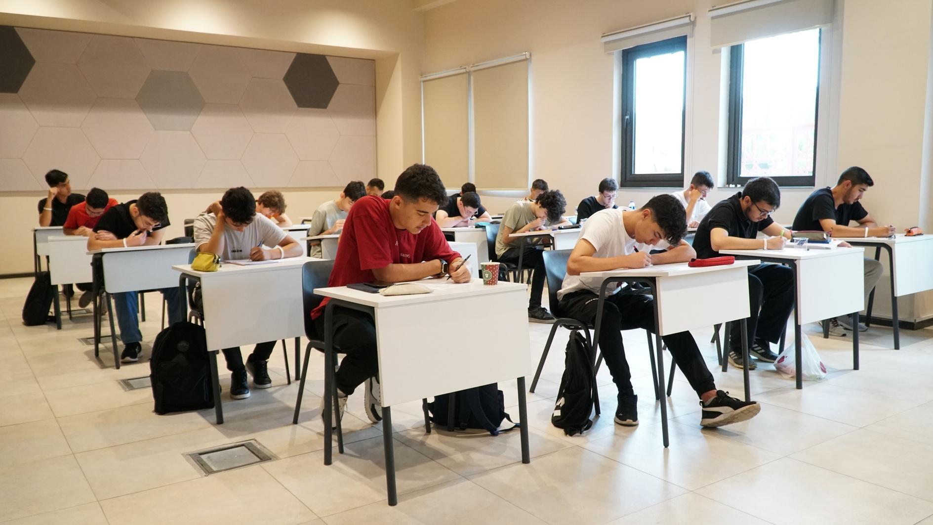 9 students achieve perfect score in university entrance exam - Türkiye News